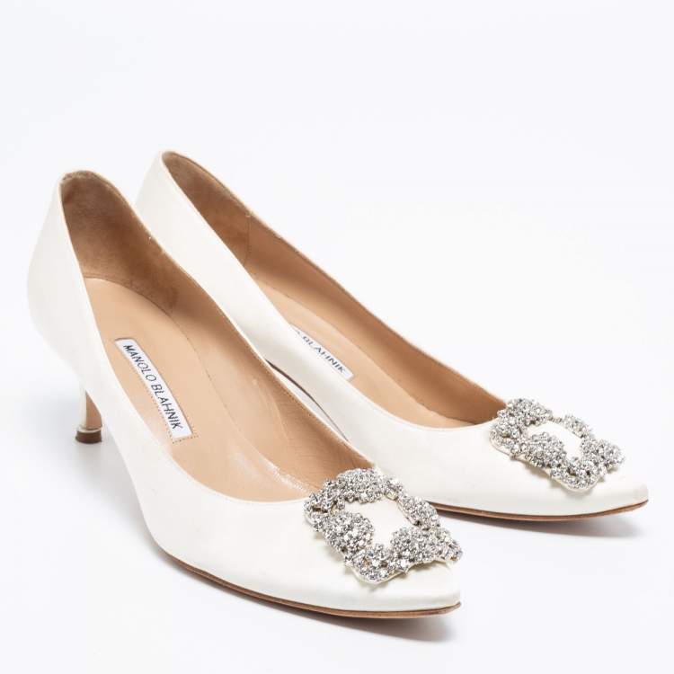 Pre Owned Manolo Blahnik Ivory Satin Hangisi Pumps Size 39.5