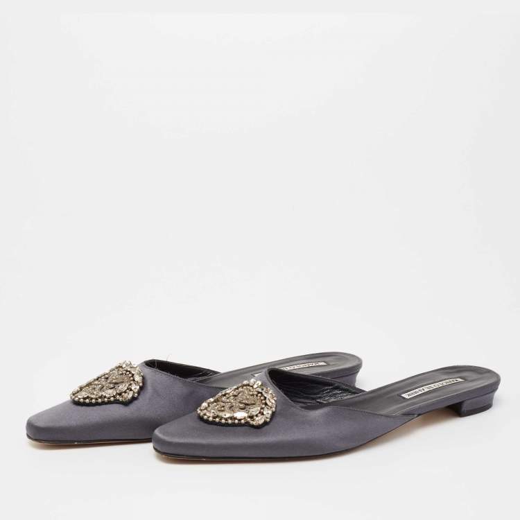 Pre Owned Manolo Blahnik Grey Satin Okkatomu Crystal Embellished Crest Flat Mules Size 39