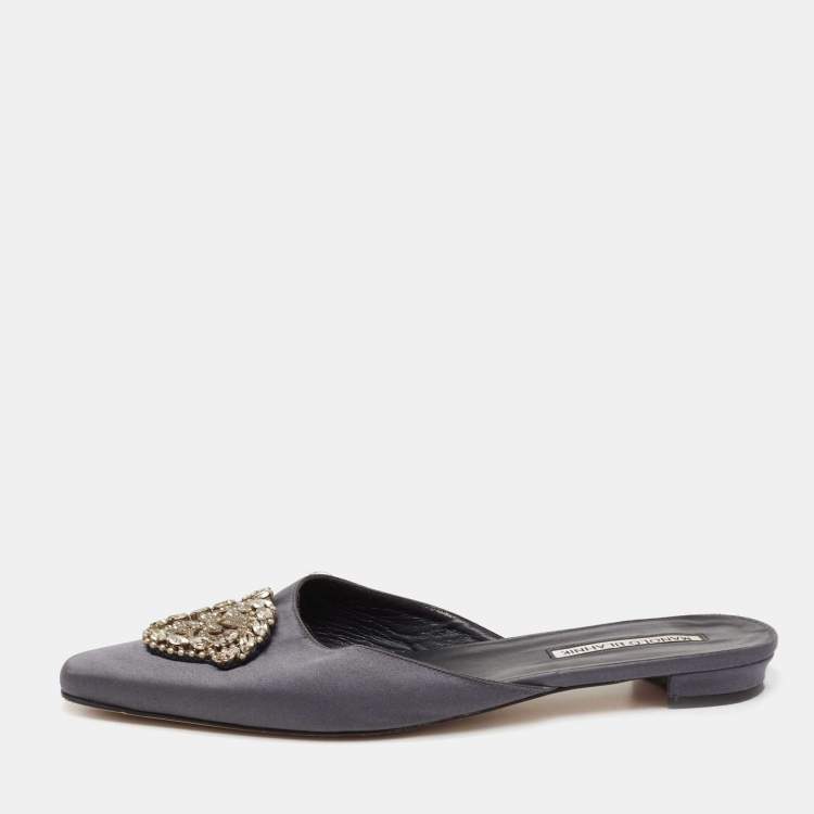 Pre Owned Manolo Blahnik Grey Satin Okkatomu Crystal Embellished Crest Flat Mules Size 39