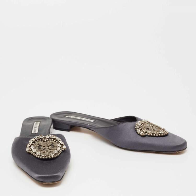 Pre Owned Manolo Blahnik Grey Satin Okkatomu Crystal Embellished Crest Flat Mules Size 39