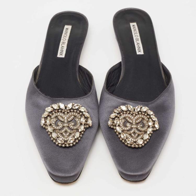 Pre Owned Manolo Blahnik Grey Satin Okkatomu Crystal Embellished Crest Flat Mules Size 39