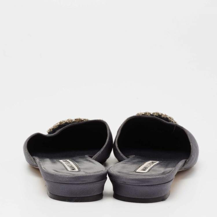 Pre Owned Manolo Blahnik Grey Satin Okkatomu Crystal Embellished Crest Flat Mules Size 39