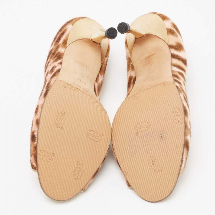 Pre Owned Manolo Blahnik Brown/White Calf Hair And Leather Peep Pumps Size 37.5