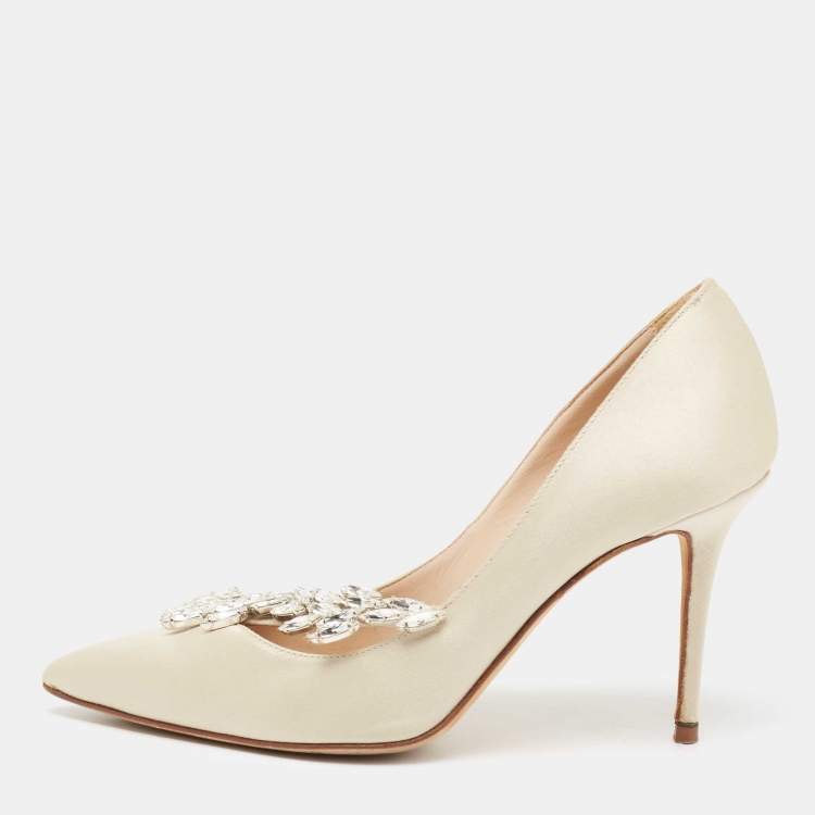 Pre Owned Manolo Blahnik Ivory Satin Nadira Pumps Size 34.5