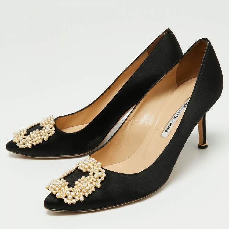 مملوكة مسبقًا Manolo Blahnik Black Satin Pearl Embellished Hangisi Pumps Size 38
