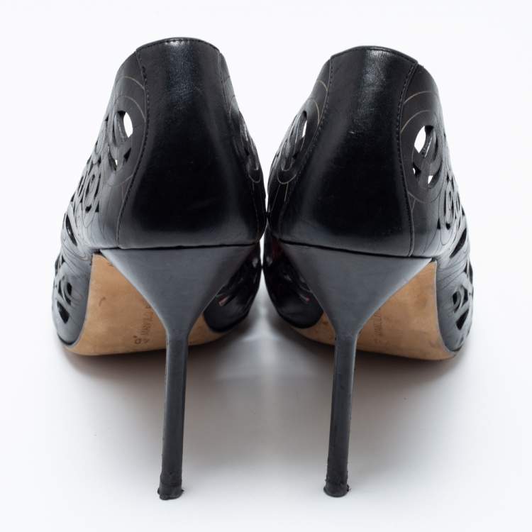 مملوكة مسبقًا Manolo Blahnik Black Laser-Cut Leather BB Roc Pumps Size 40