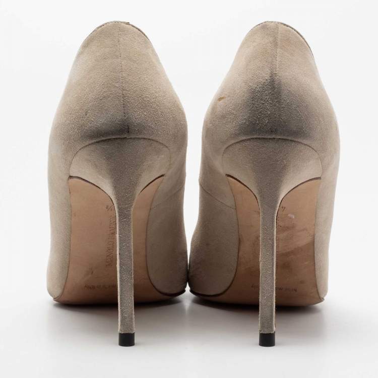 مملوكة مسبقًا Manolo Blahnik Light Beige Suede BB Pumps Size 40.5
