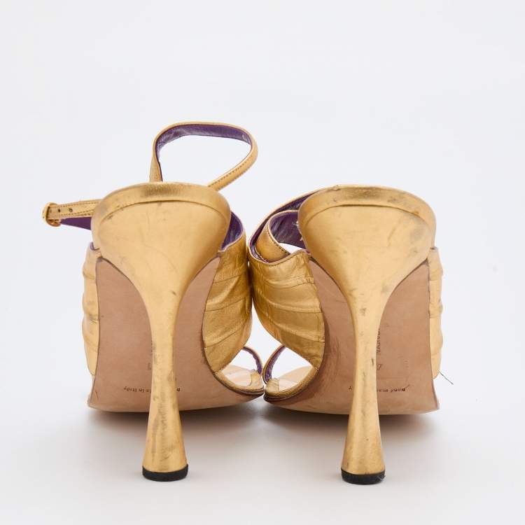مملوكة مسبقًا Manolo Blahnik Gold Leather Ankle Strap Sandals Size 41