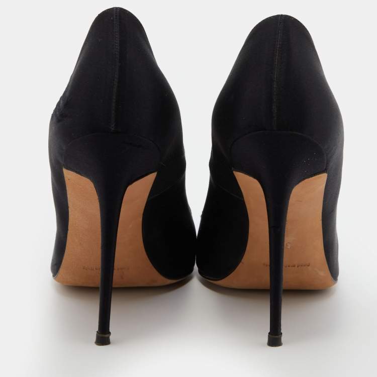 مملوكة مسبقًا Manolo Blahnik Black Satin Borlak Crystal Embellished Pointed Toe Pumps Size 38
