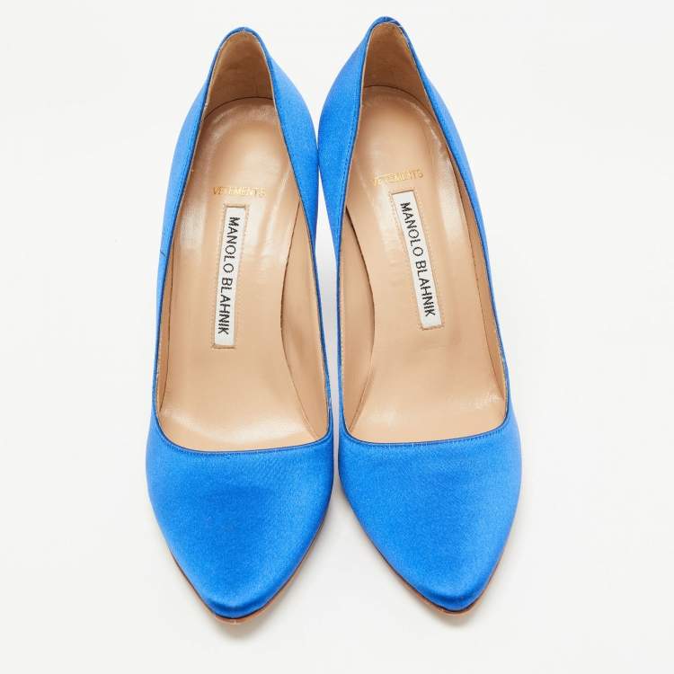 مملوكة مسبقًا Manolo Blahnik Blue Satin Logo Print Pumps Size 37.5