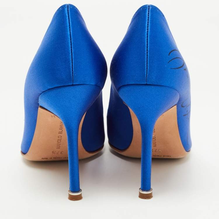 مملوكة مسبقًا Manolo Blahnik Blue Satin Logo Print Pumps Size 37.5