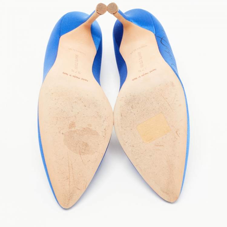 مملوكة مسبقًا Manolo Blahnik Blue Satin Logo Print Pumps Size 37.5