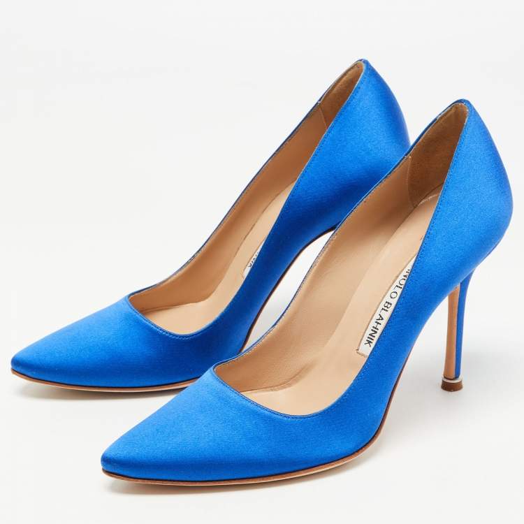 مملوكة مسبقًا Manolo Blahnik Blue Satin Logo Print Pumps Size 37.5