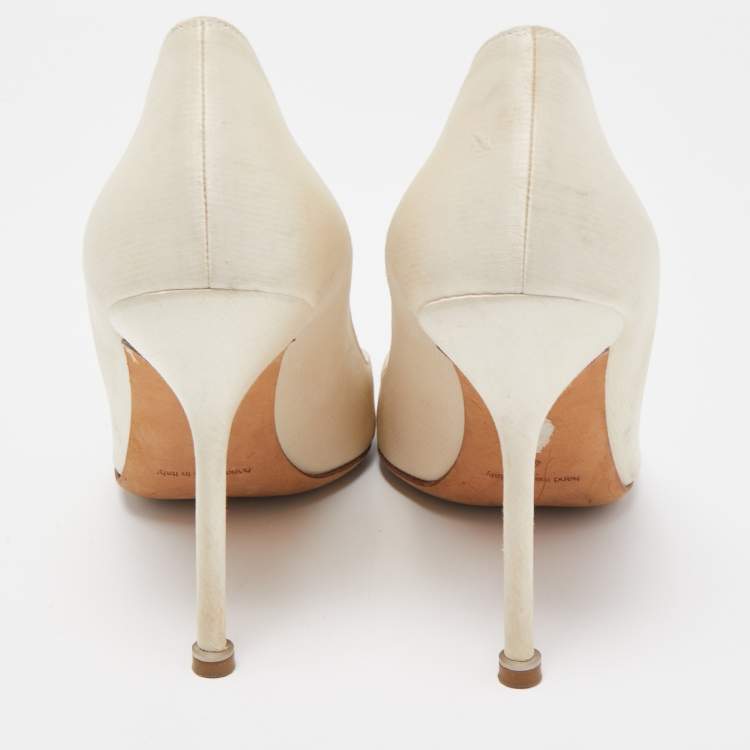 Pre Owned Manolo Blahnik Beige Satin Hangisi Crystal Embellished Pumps Size 40