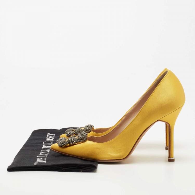 مملوكة مسبقًا Manolo Blahnik Yellow Satin Hangisi Pumps Size 37