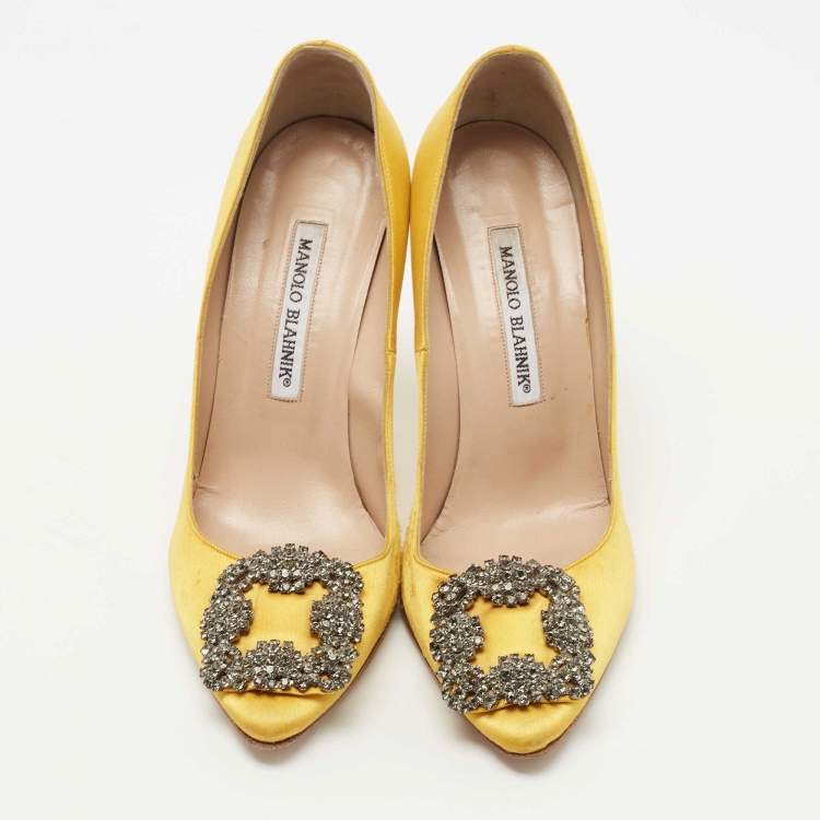 مملوكة مسبقًا Manolo Blahnik Yellow Satin Hangisi Pumps Size 37