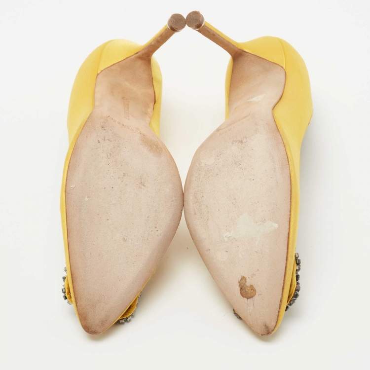 مملوكة مسبقًا Manolo Blahnik Yellow Satin Hangisi Pumps Size 37
