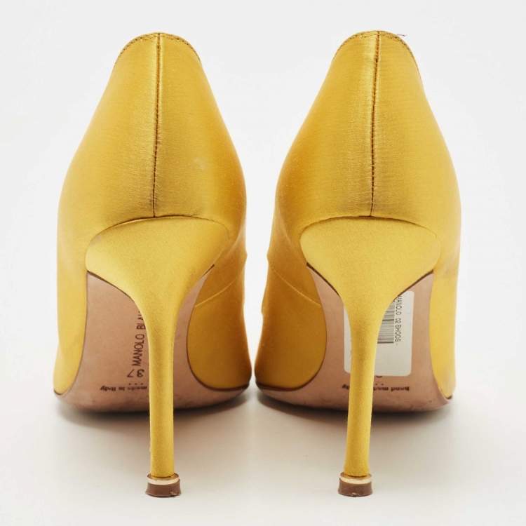 مملوكة مسبقًا Manolo Blahnik Yellow Hangisi Crystal Embellished Pointed Toe Pumps Size 37
