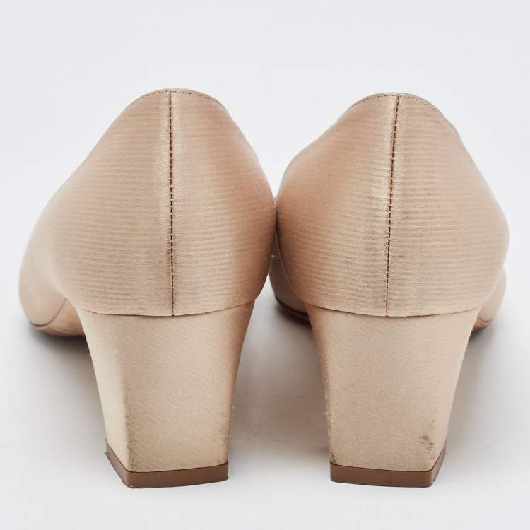 Pre Owned Manolo Blahnik Beige Satin Okkava  Pumps Size 38