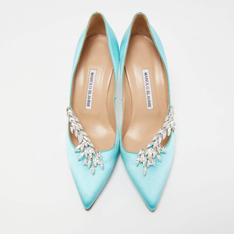 مملوكة مسبقًا Manolo Blahnik Sky Blue Satin Nadira Crystal Embellished Pointed Toe Pumps Size 38.5