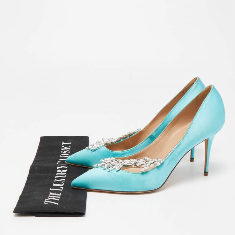 مملوكة مسبقًا Manolo Blahnik Sky Blue Satin Nadira Crystal Embellished Pointed Toe Pumps Size 38.5
