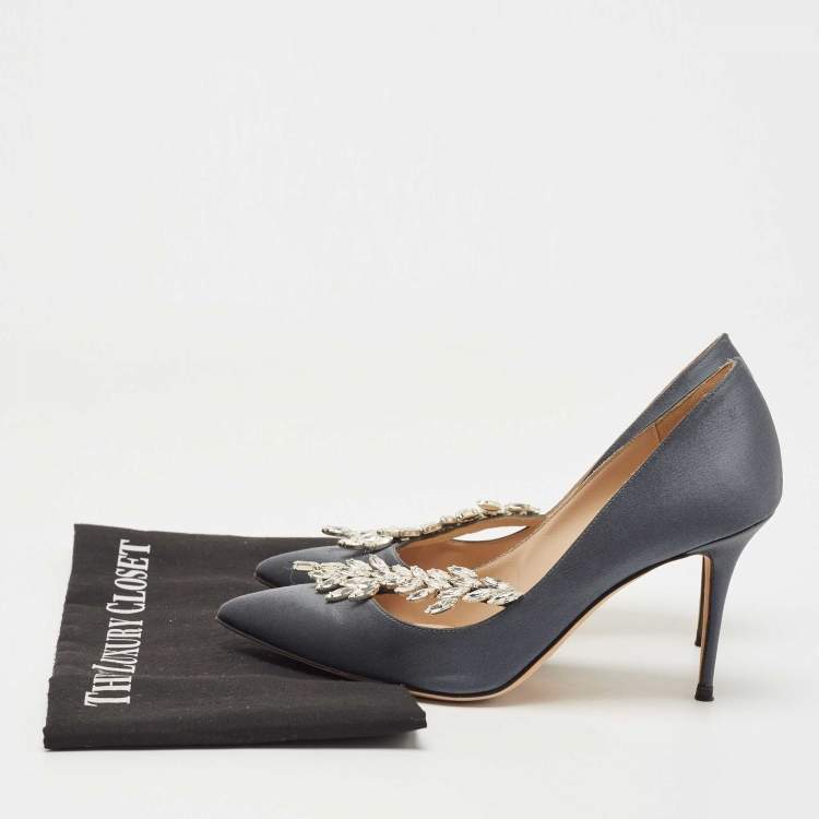 مملوكة مسبقًا Manolo Blahnik Grey Satin Nadira Pumps Size 37