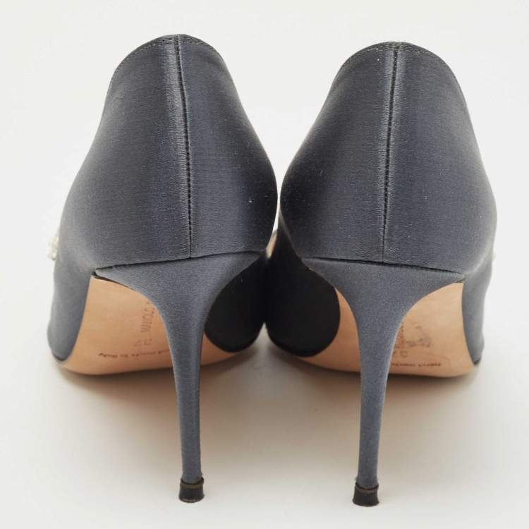 مملوكة مسبقًا Manolo Blahnik Grey Satin Nadira Pumps Size 37