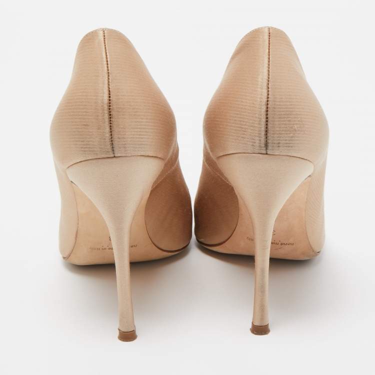 مملوكة مسبقًا Manolo Blahnik Beige Satin Okkaava Pumps Size 38