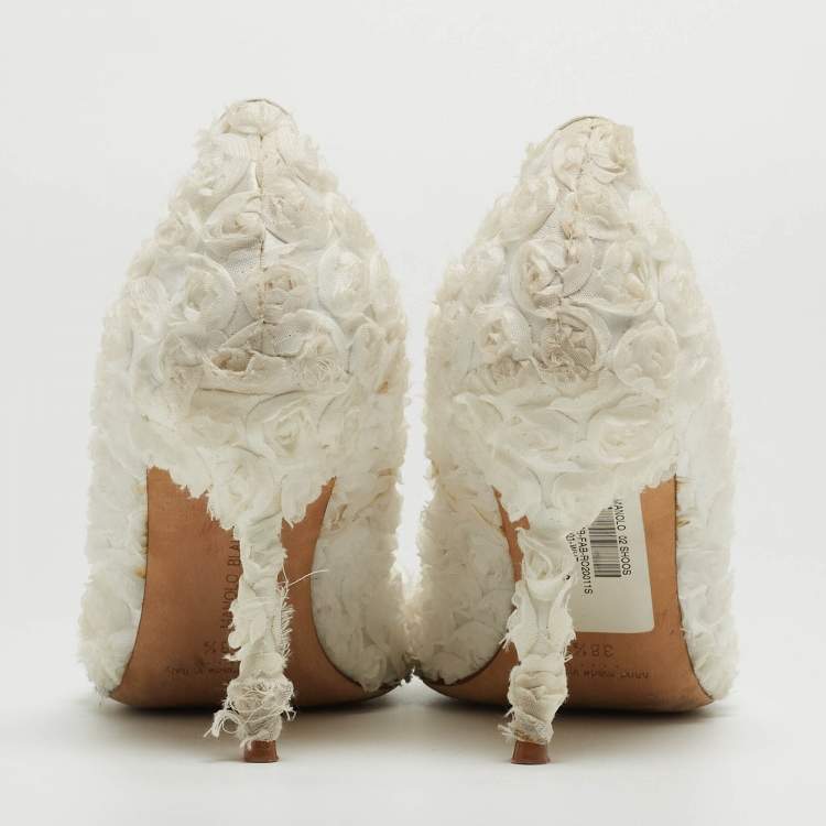 Pre Owned Manolo Blahnik White Floral Lace Pointed Toe Pumps Size 38.5