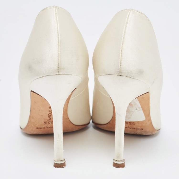 Pre Owned Manolo Blahnik Off White Satin Hangisi Pumps Size 35.5