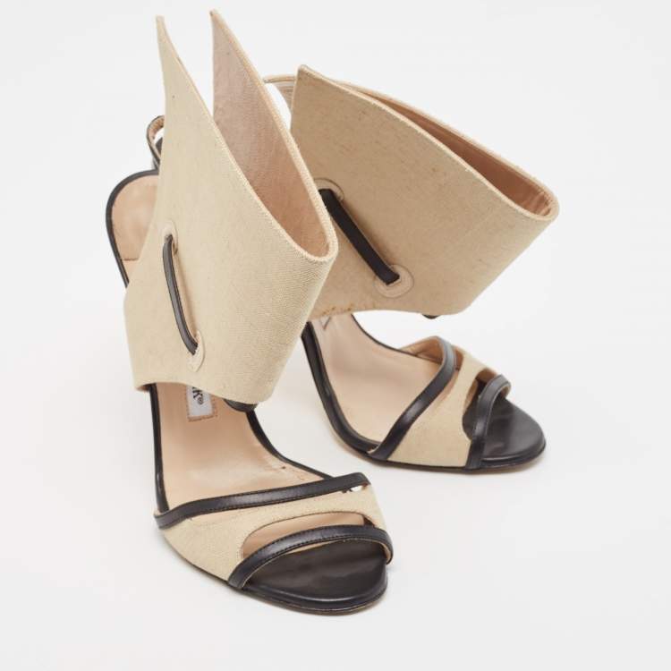مملوكة مسبقًا Manolo Blahnik Beige/Black Canvas and Leather Ankle Strap Sandals Size 37.5