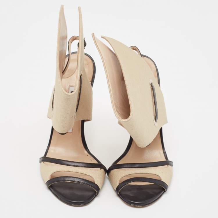 مملوكة مسبقًا Manolo Blahnik Beige/Black Canvas and Leather Ankle Strap Sandals Size 37.5