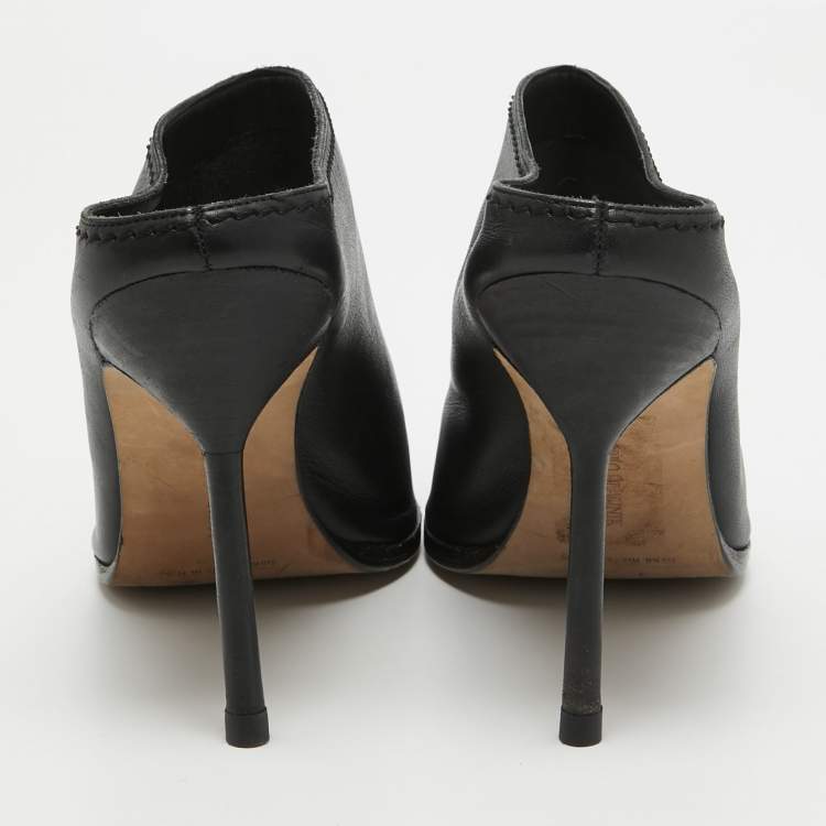 Pre Owned Manolo Blahnik Black Leather Mules Size 37.5