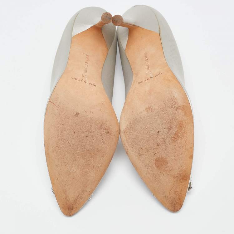 مملوكة مسبقًا Manolo Blahnik Light Grey Satin Hangisi Pumps Size 39
