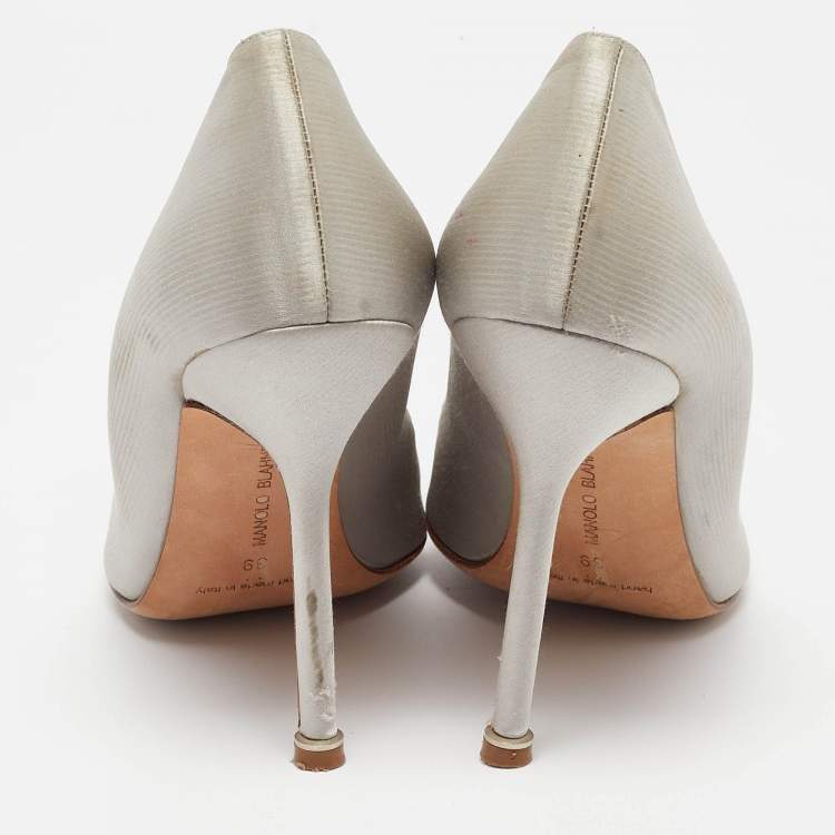 مملوكة مسبقًا Manolo Blahnik Light Grey Satin Hangisi Pumps Size 39