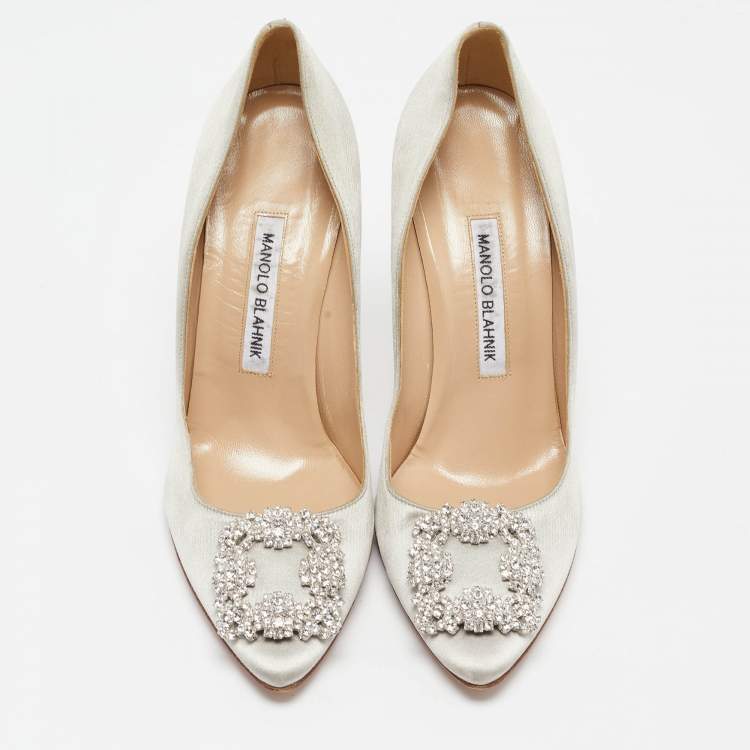 مملوكة مسبقًا Manolo Blahnik Light Grey Satin Hangisi Pumps Size 39