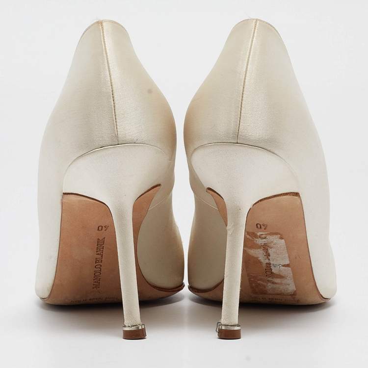 مملوكة مسبقًا Manolo Blahnik White Satin Hangisi Pumps Size 40