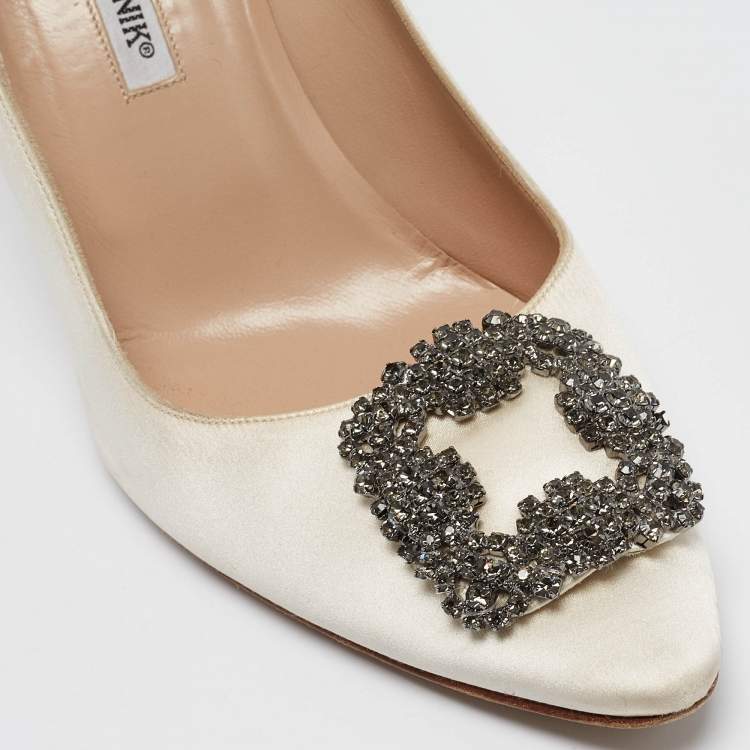 مملوكة مسبقًا Manolo Blahnik White Satin Hangisi Pumps Size 40