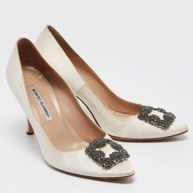 مملوكة مسبقًا Manolo Blahnik White Satin Hangisi Pumps Size 40