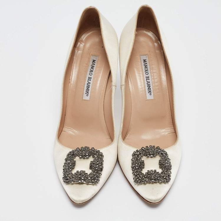 مملوكة مسبقًا Manolo Blahnik White Satin Hangisi Pumps Size 40