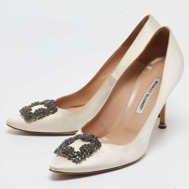 مملوكة مسبقًا Manolo Blahnik White Satin Hangisi Pumps Size 40