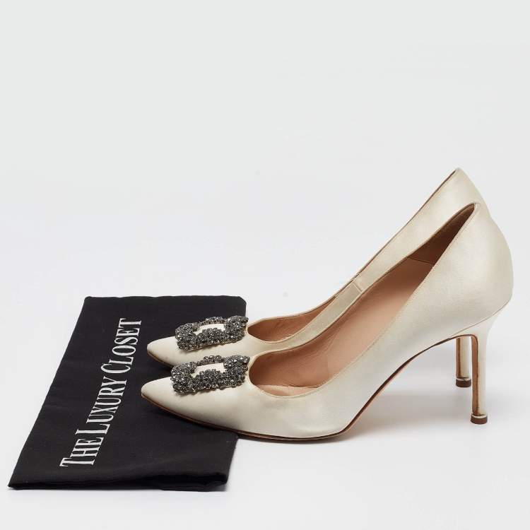 مملوكة مسبقًا Manolo Blahnik White Satin Hangisi Pumps Size 40
