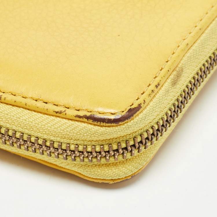 Pre Owned Marc by Marc Jacobs Yellow Leather Classic Q Zip Around Wallet