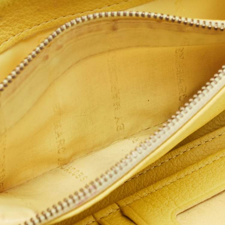 Pre Owned Marc by Marc Jacobs Yellow Leather Classic Q Zip Around Wallet