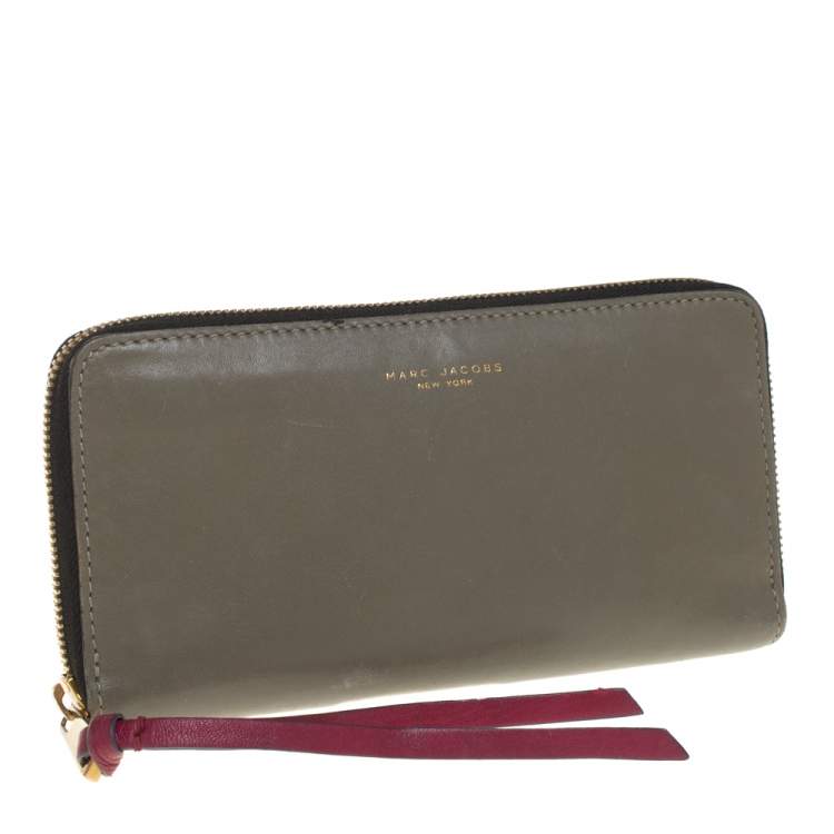 Pre Owned Marc Jacobs Khaki Green Leather Zip Around Wallet 