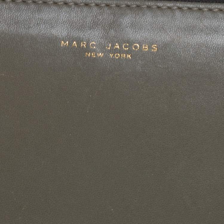 Pre Owned Marc Jacobs Khaki Green Leather Zip Around Wallet 