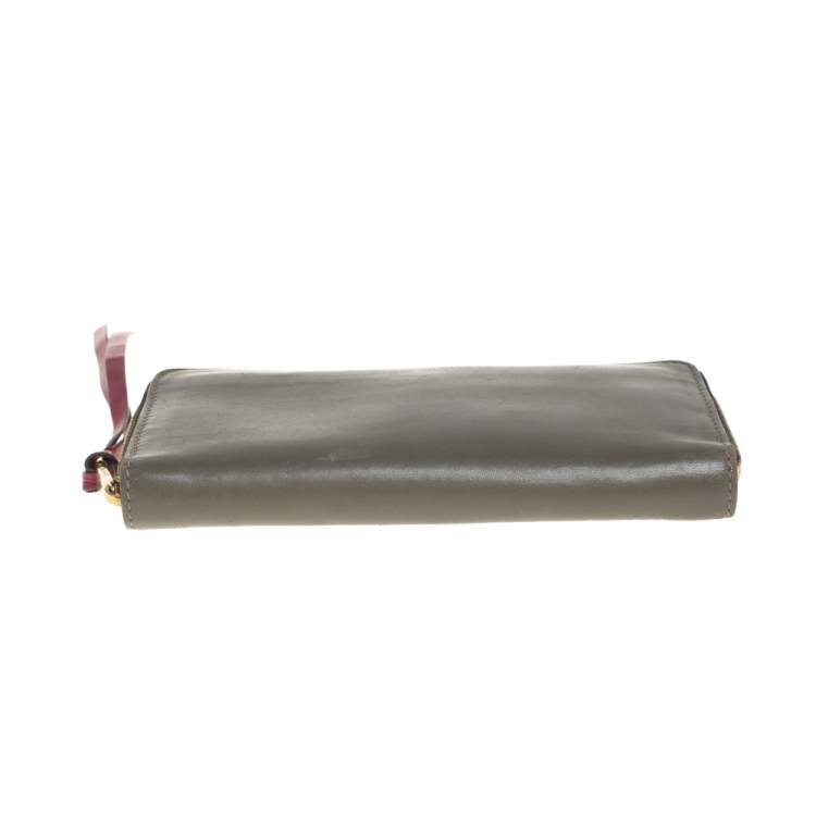 Pre Owned Marc Jacobs Khaki Green Leather Zip Around Wallet 