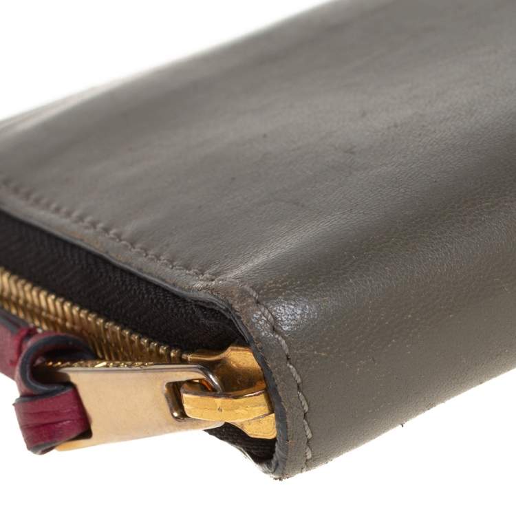 Pre Owned Marc Jacobs Khaki Green Leather Zip Around Wallet 