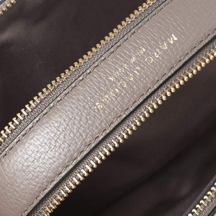 مملوكة مسبقًا Marc Jacobs Grey Leather Small Shutter Camera Crossbody Bag