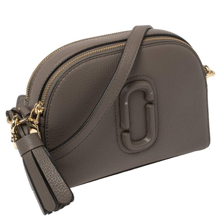 مملوكة مسبقًا Marc Jacobs Grey Leather Small Shutter Camera Crossbody Bag